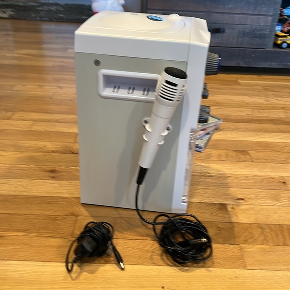 Karaoke machines with CD player. Includes 3 CDs with hits. - Picture 3 of 5